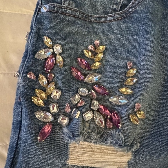 Size 8 high rise denim shorts with rine stones new no tag - Picture 7 of 7